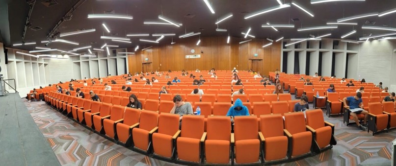 תלמידים בבחינה באוניברסיטה